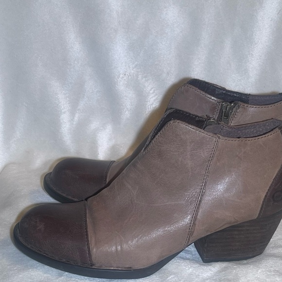 Born two tone women’s Leather Ankle Boots size 9 main image 4